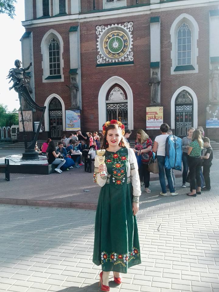 Уляна Шерстій перед костелом святого Антонія